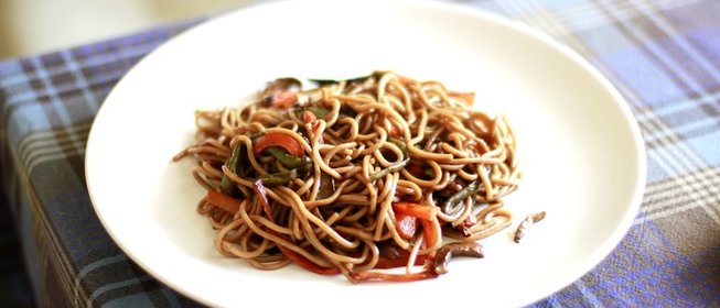 Гречневая лапша с овощами и креветками