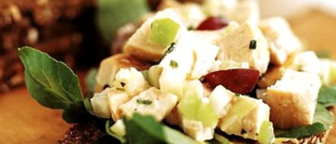 Салат из курицы, яблока и винограда