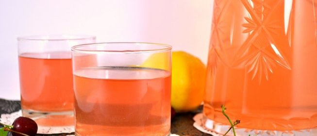 Холодный зеленый чай с черешней, красной смородиной, корицей и мятой