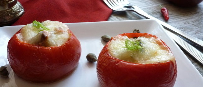 Томаты, фаршированные красной рыбой и шпинатом