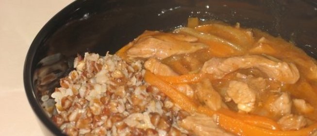 Гречневая каша с мясной поджаркой