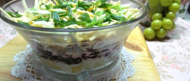 Салат с куриным мясом сыром и свеклой