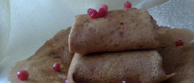 Шоколадные блины с творогом и красной смородиной