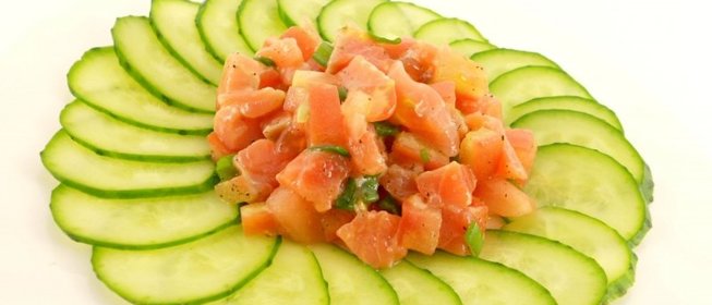 Салат с семгой и помидорами