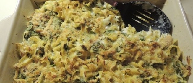 Запеканка с курицей, шпинатом и лапшой