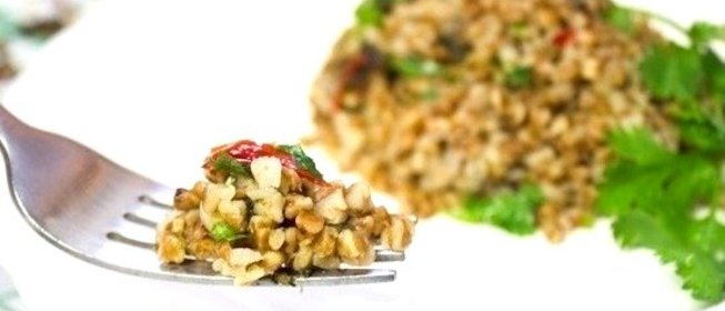 Гречневая каша со шпинатом и перцем чили