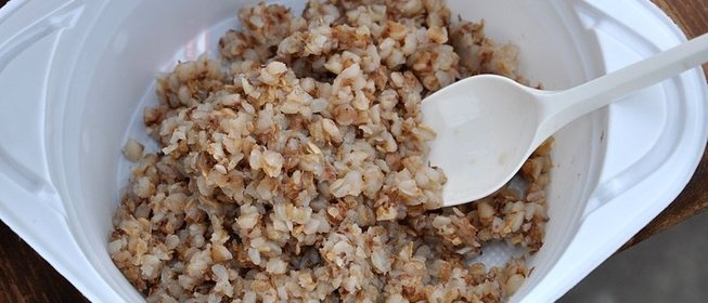 Гречневая каша с тушенкой, печеночным паштетом и килькой в томатном соусе