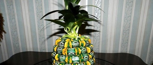 Ананас из конфет