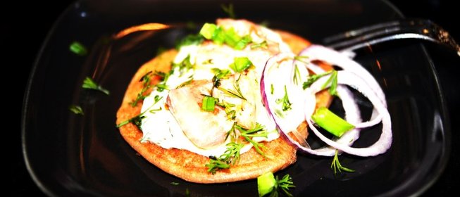 Гречневые оладьи с соленым лососем и йогуртовой заправкой