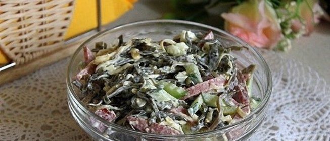 Салат из морской капусты с колбасой и сыром