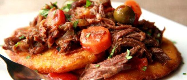 Говядина с кукурузными лепешками