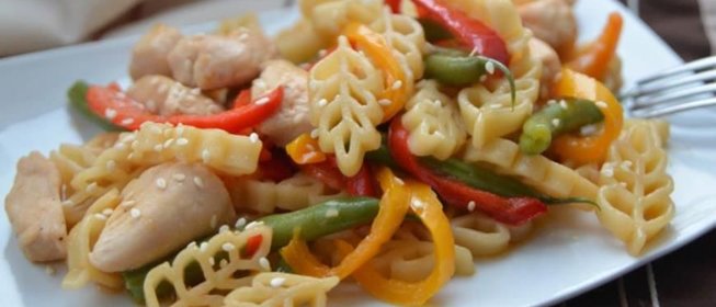 Салат с куриным филе и пастой