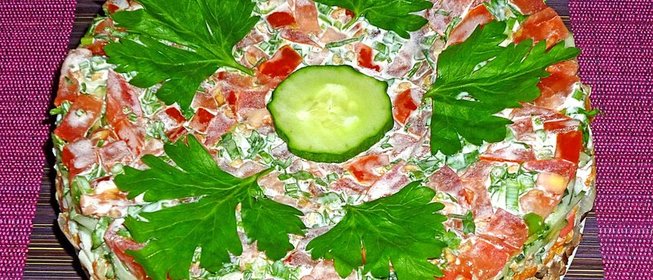 Салат с куриной печенью и крабовыми палочками