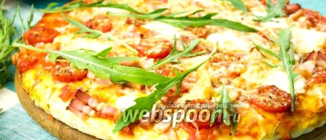 Пицца с беконом и рукколой