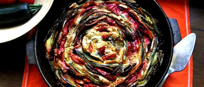 Овощная запеканка с баклажанами, сладким перцем, свеклой и помидорами