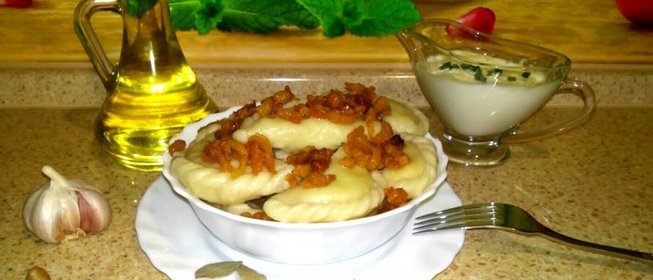 Домашние вареники со сметанно-чесночным соусом и шкварками