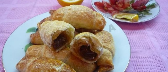 Круассаны из слоёного теста со сгущёнкой