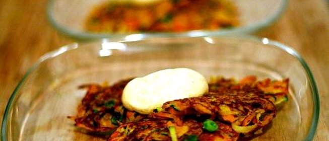 Овощные оладьи с соусом карри