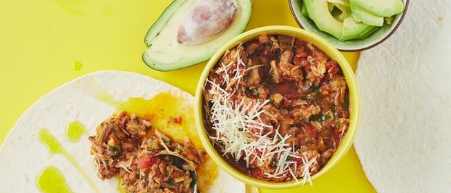 Пряная свинина, авокадо, кинза и свежий сыр