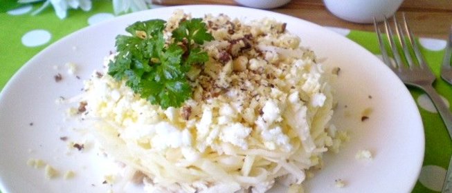 Слоеный салат с курицей и орехами