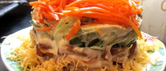Салат с курицей, и грибами, и огурцами