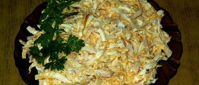 Салат с кальмарами, яйцом и луком