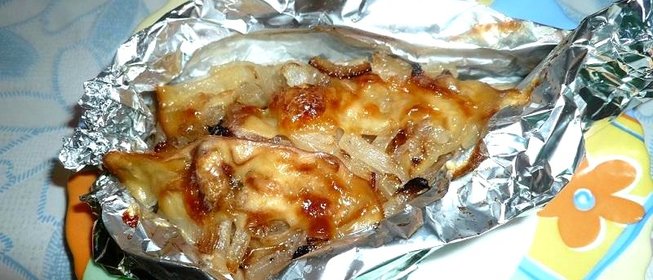 Рыба запеченная с луком и сыром