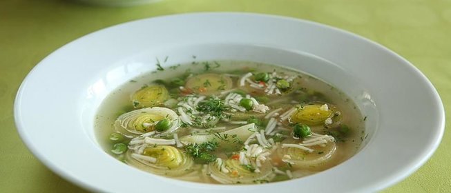 Куриный суп с горошком, луком-пореем и укропом