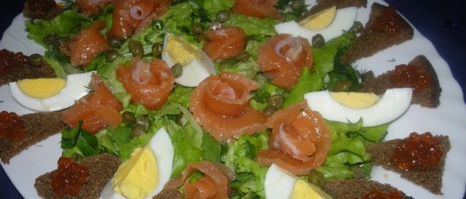 Салат с рыбой и икрой
