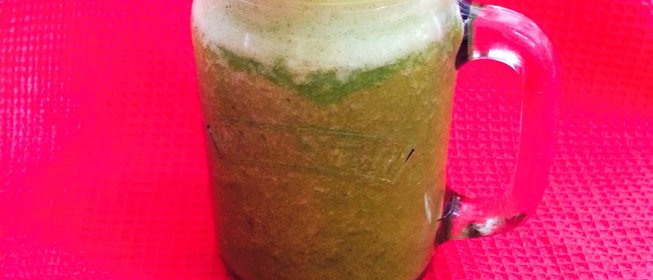 Смузи с дыней, манго, щавелем и базиликом