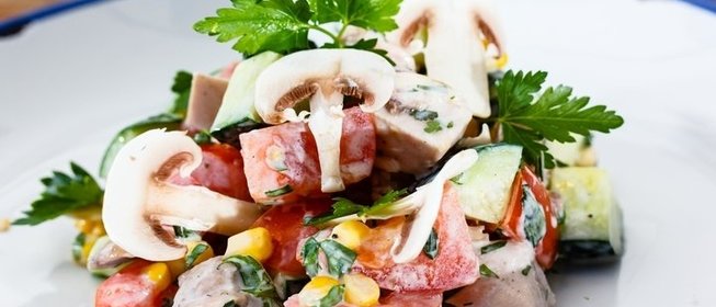 Салат с куриным филе и овощами