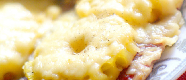 Свинина, запеченная с ананасами и сыром