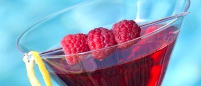 Коктейль «Космополитен» с малиной