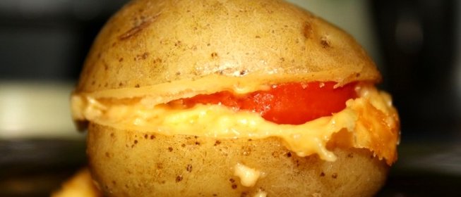 Картофель с сыром и помидорами