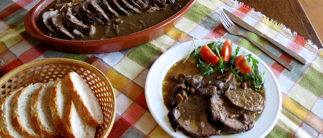 Запеченная говядина в винном соусе