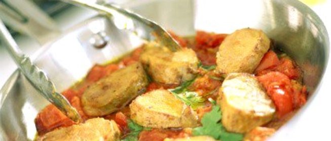 Соте из куриных грудок с томатами, маслинами и белым вином