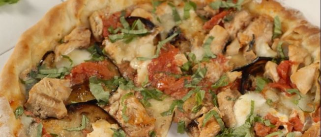 Пицца с баклажанами и лососем