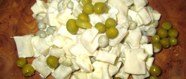 Салат с кальмарами и зеленым горошком