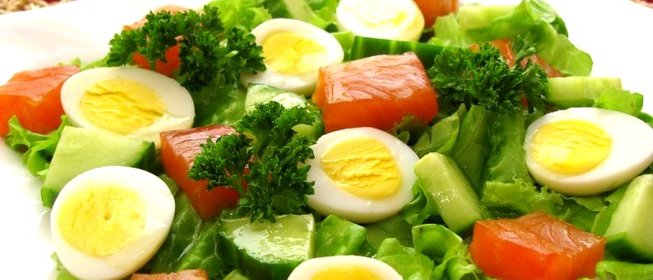 Салат с горбушей, огурцами и яйцами
