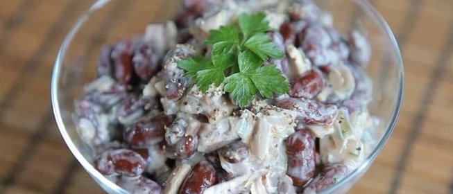 Салат с курицей грибами и фасолью консервированной