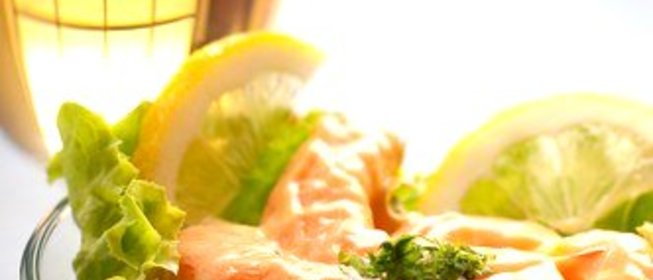 Коктейль из королевских креветок с черри и йогуртово-лимонным соусом