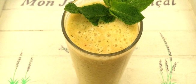 Смузи из ананаса с ревенем