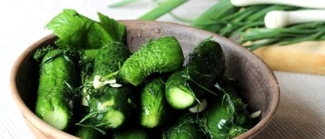 Простая засолка огурцов без закатки