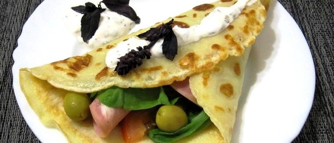 Закусочные блинчики с ветчиной и сметанным соусом