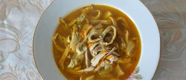 Куриный суп с лапшой из яиц