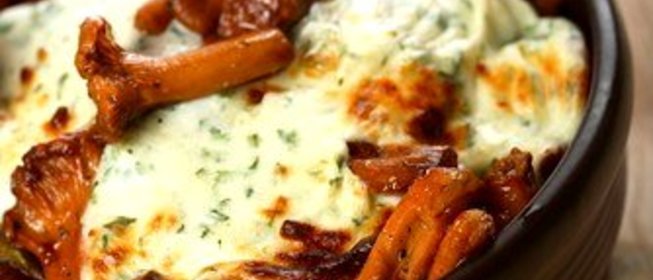 Горячая грибная закуска в винном соусе под сыром