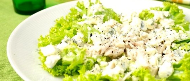 Зелёный салат с курицей и голубым сыром