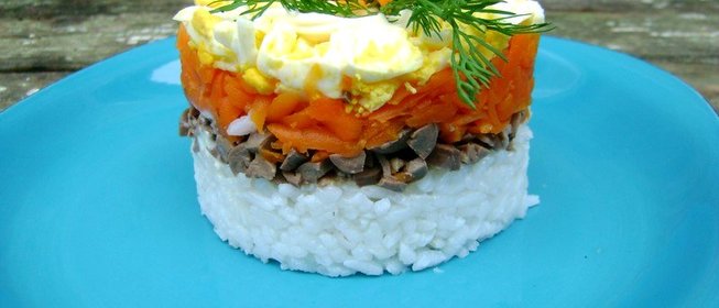 Слоеный салат с куриными сердечками