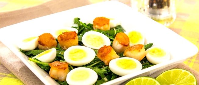 Салат с морскими гребешками и рукколой