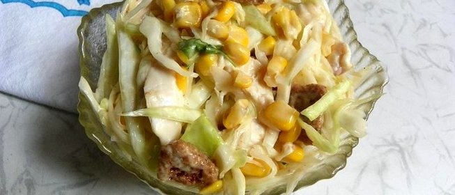 Капустный салат с курицей и сухариками